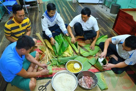 Menyongsong Hari Raya Tet lebih dini di rumah anjungan    - ảnh 7