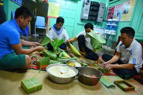 Menyongsong Hari Raya Tet lebih dini di rumah anjungan    - ảnh 8