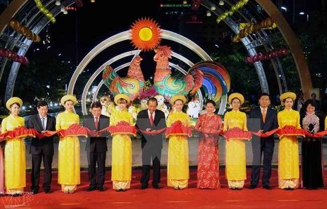 Pembukaan jalan bunga Nguyen Hue pada Hari Raya Tet Tradisional Imlek  - ảnh 1