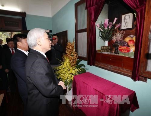 Sekjen KS PKV, Nguyen Phu Trong membakar hio untuk mengenangkan Presiden Ho Chi Minh - ảnh 1