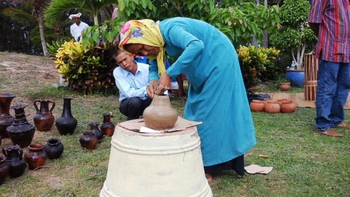  Festival Pantai Nha Trang – Khanh Hoa 2017: Pameran produk keramik dan kain tenun brokat dari warga etnis minoritas Cham - ảnh 1