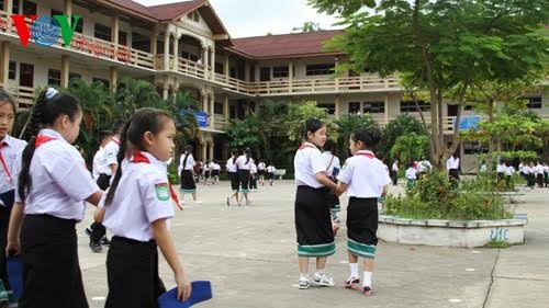 Tambah mencintai kampung halaman dari sekolah di negeri jutaan gajah - ảnh 1