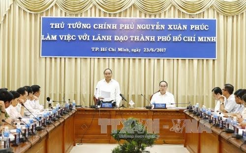  PM Vietnam, Nguyen Xuan Phuc melakukan temu kerja dengan pimpinan kota Ho Chi Minh - ảnh 1