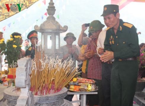  Mengenangkan para pahlawan dan martir, berterimah kasih kepada orang-orang yang berjasa kepada revolusi Vietnam - ảnh 1