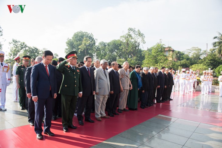  Pemimpin Partai dan Negara Vietnam menghadiri Program Televisi peringatan ultah ke-70 Hari Prajurit Disabilitas dan Martir Vietnam - ảnh 1