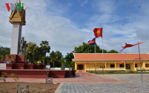  50 tahun hubungan Vietnam-Kamboja: Meresmikan Tugu Monumen Persahabatan Vietnam-Kamboja di provinsi Battambang, Kamboja - ảnh 1