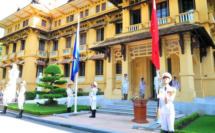  Upacara bendera sehubungan dengan peringatan ultah ke-50 Berdirinya ASEAN - ảnh 1