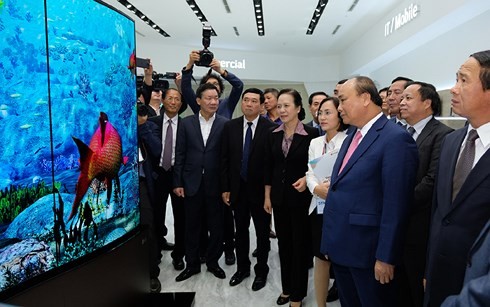  PM Vietnam, Nguyen Xuan Phuc menghadiri acara peresmian Pabrik LG Display di Kota Hai Phong - ảnh 1