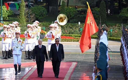 Vietnam-Laos memperkuat dan mengintensifkan hubungan politik, memberikan pengarahan umum untuk keseluruhan hubungan kerjasama - ảnh 1