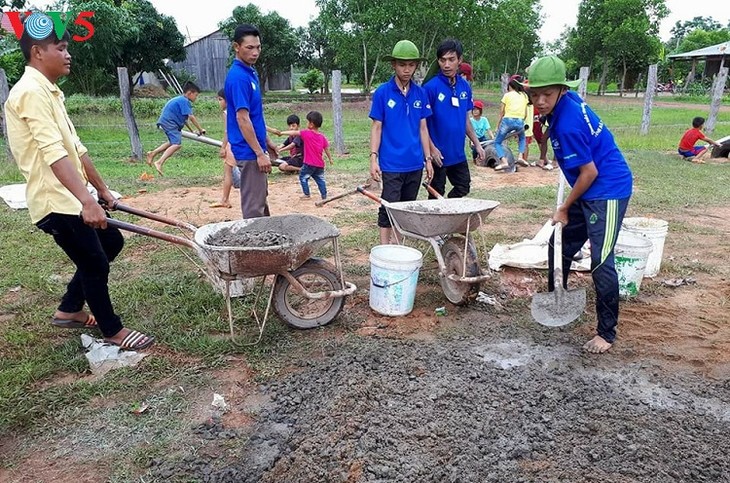 Regu kerja sosial, para anak muda Ea Sup, jembatan penghubung antara semua kasih sayang - ảnh 2