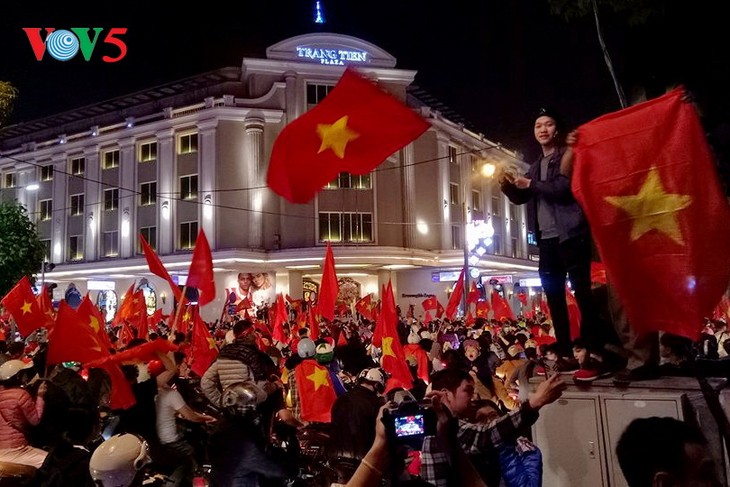 Menggandakan kegembiraan kemenangan U-23 Vietnam pada pertandingan  pertama semi final Piala U-23 Asia 2018 - ảnh 1