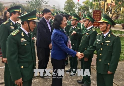 Wapres Vietnam, Dang Thi Ngoc Thinh berkunjung dan memberikan bingkisan di Kabupaten pegunungan A Luoi, Provinsi Thua Thien Hue - ảnh 1