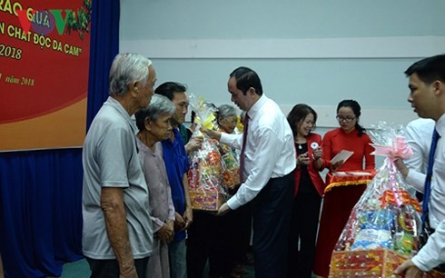  Memberikan bingkisan “Hari Raya Tet demi orang miskin dan korban oranye/dioxin” - ảnh 1