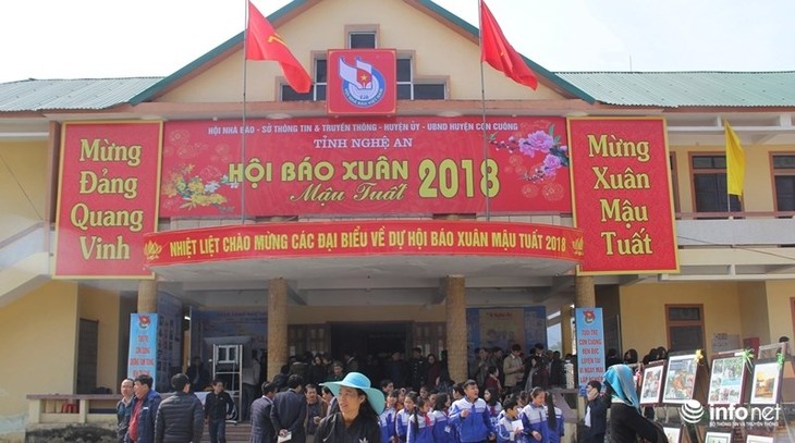 Pembukaan “Pesta Koran Musim Semi 2018” di banyak provinsi dan kota di Vietnam - ảnh 1