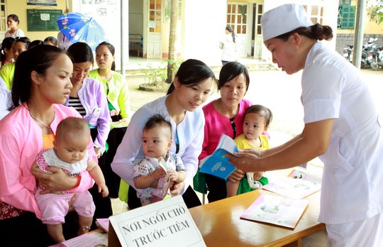 Usia yang mendapat suntikan vaksin untuk anak dari 9 bulan menjadi 6  bulan akan turun - ảnh 1