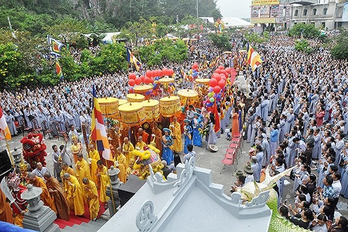 Puluhan ribu orang berpartisipasi pada Festival Kwan Im Ngu Hanh Son 2018 - ảnh 1