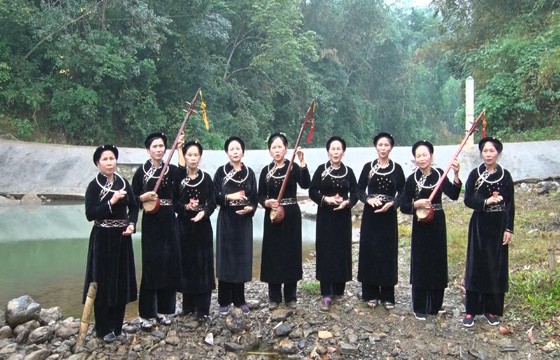 Mengkonservasikan budaya etnis-etnis minoritas melalui memasukkan bahasa etnis minoritas ke dalam program pendidikan di Universitas Thai Nguyen - ảnh 1