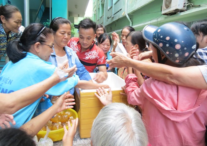 Memberikan kasih sayang dalam makanan amal - ảnh 1