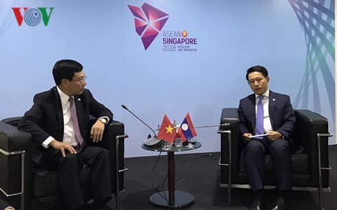 Deputi PM, Menlu Pham Binh Minh melakukan kontak bilateral di sela-sela Konferensi ke-51 Menlu ASEAN  - ảnh 1