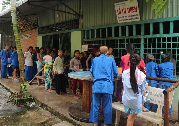 Porsi-porsi makanan amal yang menghangatkan hati para pasien miskin - ảnh 1