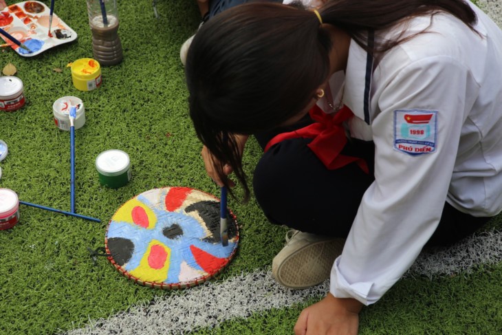 1000 pesan kasih sayang dari para pelajar Ibukota sehubungan dengan hari pembukaan tahun ajar baru untuk berkiblat ke Kepulauan Truong Sa - ảnh 9