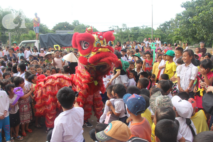 Pesta Musim Rontok yang penuh kasih sayang untuk anak-anak yang menjumpai kesulitan - ảnh 1