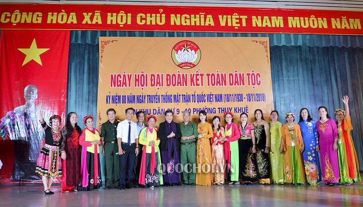 Wakil Harian Ketua MN Viet Nam, Tong Thi Phong menghadiri Hari pesta persatuan besar Kota Ha Noi - ảnh 1