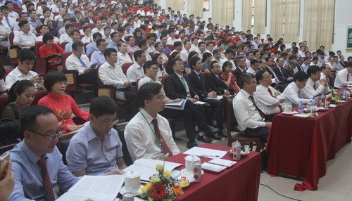 Siposium “Mengaitkan basis pendidikan tinggi dan badan usaha untuk mengembangkan sumber daya manusia tingkat tinggi di bidang pertanian” - ảnh 1