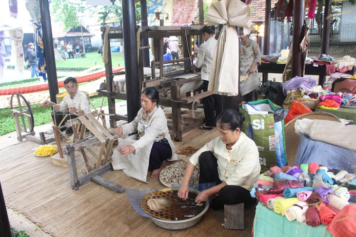 Festival Kerajinan Tradisional Hue tahun 2019: Tempat menghidupkan kembali dan mengembangkan usaha kerajinan tradisional - ảnh 2