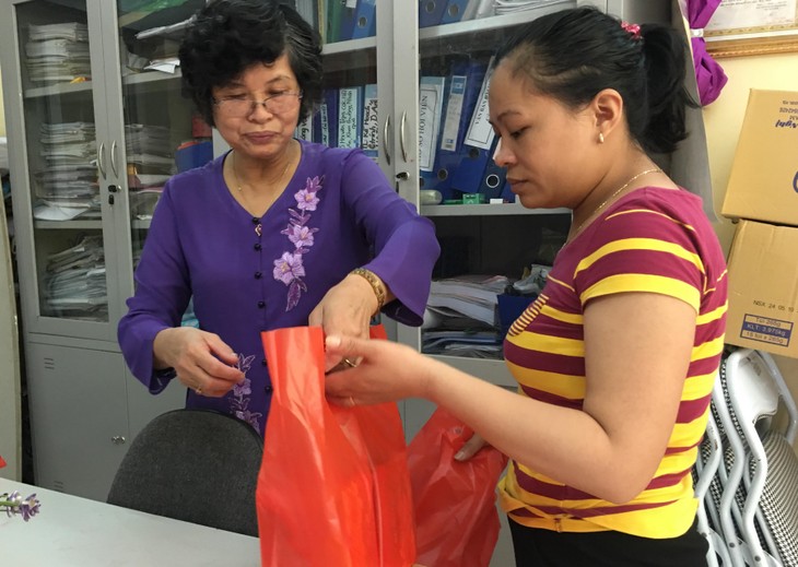 Veteran perang Nguyen Thi Thuy Ngan berjalan seperjalanan dengan para difabel - ảnh 1