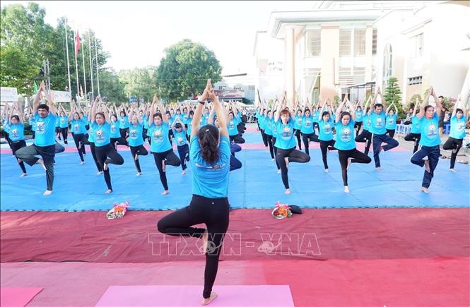 Hari Yoga Internasional ke-5 tahun 2019 dengan tema “Yoga untuk kehidupan hijau” - ảnh 1