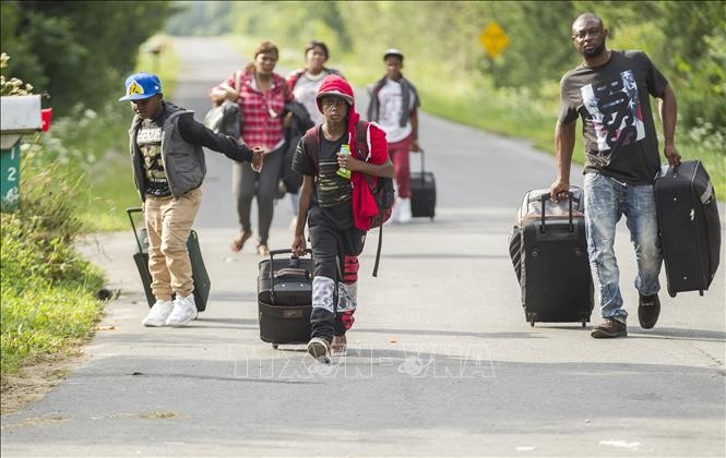 AS memulai operasi sapu bersih kaum migran yang tidak punya cukup surat-surat keterangan pribadi - ảnh 1