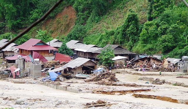 Aktif memusatkan kekuatan dan peralatan untuk mengatasi akibat taufan dan banjir - ảnh 1