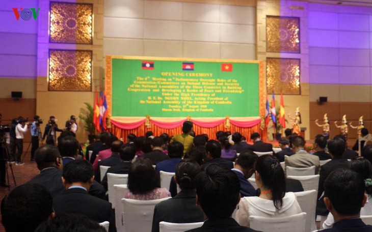 Konferensi Komisi Pertahanan dan Keamanan dari Parlemen tiga negara Vietnam-Laos-Kamboja - ảnh 1