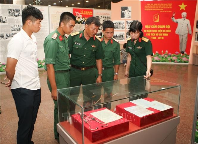 Emosi dari Pameran 50 tahun pelaksanaan Testamen Presiden Ho Chi Minh - ảnh 1