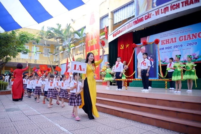 Lebih dari 24 juta pelajar dan mahasiswa memasuki tahun ajar baru tahun 2019-2020 - ảnh 1