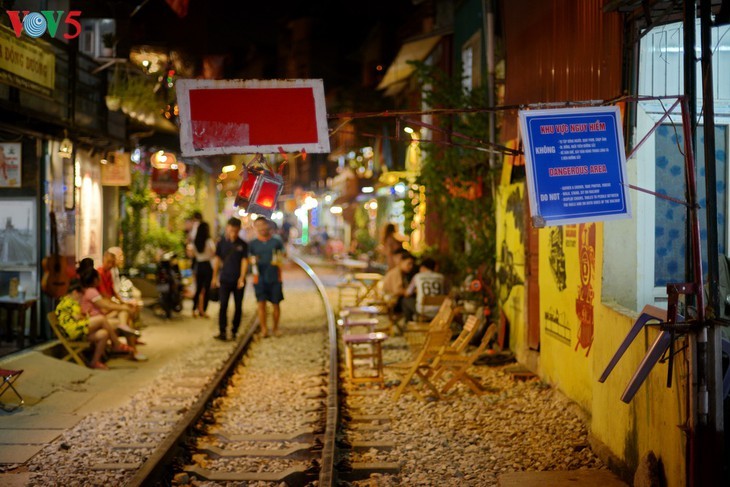 Minum kopi di samping rel kereta api yang unik di Kota Hanoi - ảnh 9