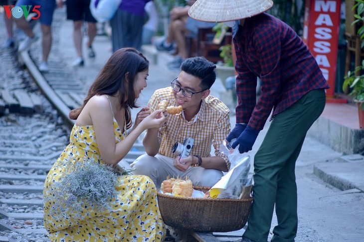 Minum kopi di samping rel kereta api yang unik di Kota Hanoi - ảnh 8