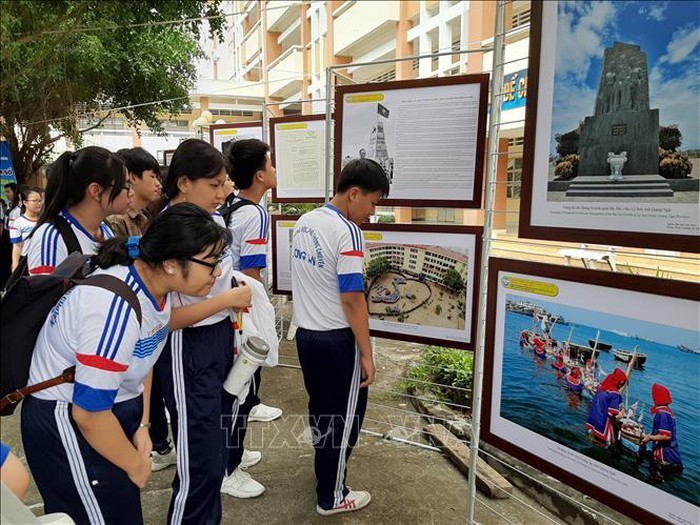 Pameran “Kepulauan Hoang Sa, Truong Sa wilayah Vietnam – Bukti-bukti sejarah dan hukum” diadakan di Provinsi Long An - ảnh 1