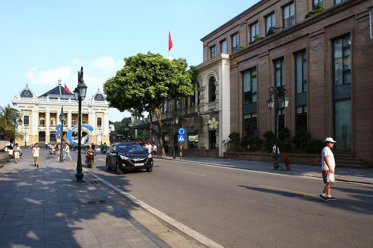 Foto-foto tentang Jalan Trang Tien - jalan megah di Kota Hanoi pada zaman dulu dan dewasa ini - ảnh 16