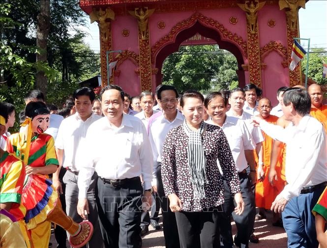 Banyak Aktivitas Berlangsung Secara Bergelora Sehubungan dengan Hari Persatuan Besar Seluruh Bangsa - ảnh 1