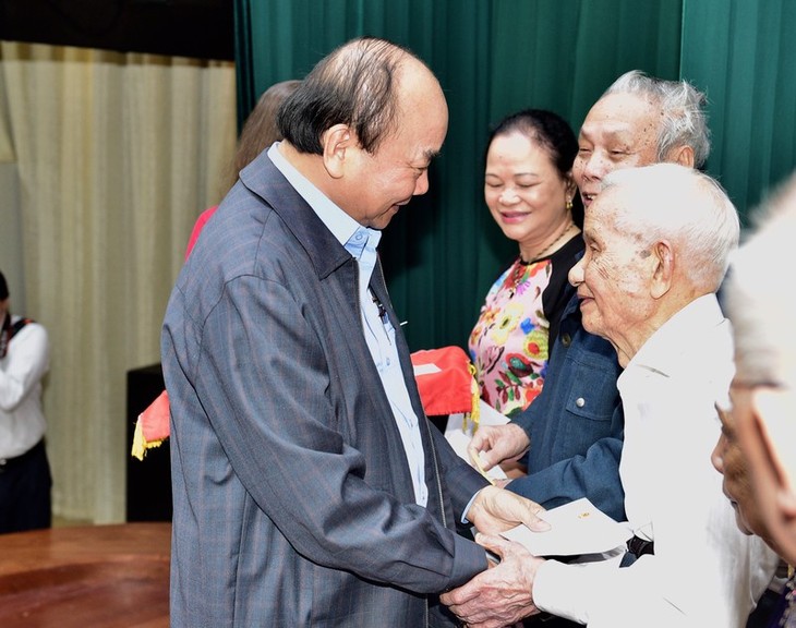 PM Vietnam, Nguyen Xuan Phuc menghadiri Hari Persatuan Besar Seluruh Bangsa di Kota Hanoi - ảnh 1