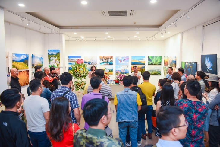 Pameran amal “Perjalanan kecahayaan” menyerap dukungan banyak orang - ảnh 2