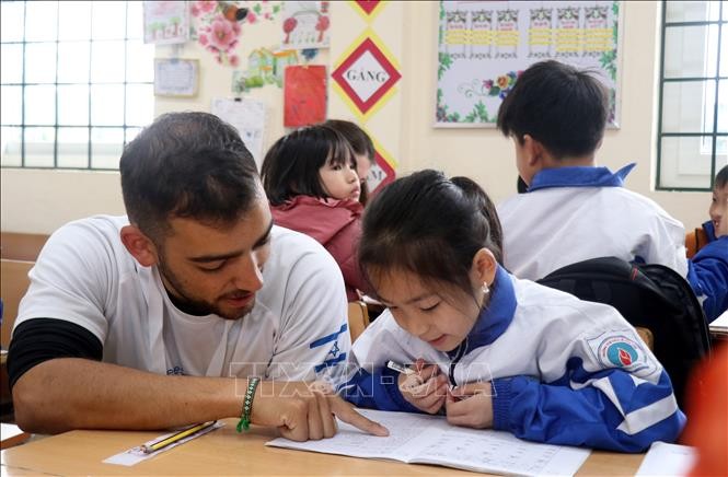 Relawan Israel Mengajar Anak-Anak di Daerah Pegunungan Provinsi Lao Cai - ảnh 1