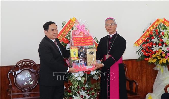 Pimpinan Partai, Negara dan Front Tanah Air Vietnam Berkunjung dan Mengucapkan Selamat Hari Natal di Beberapa Provinsi dan Kota - ảnh 1