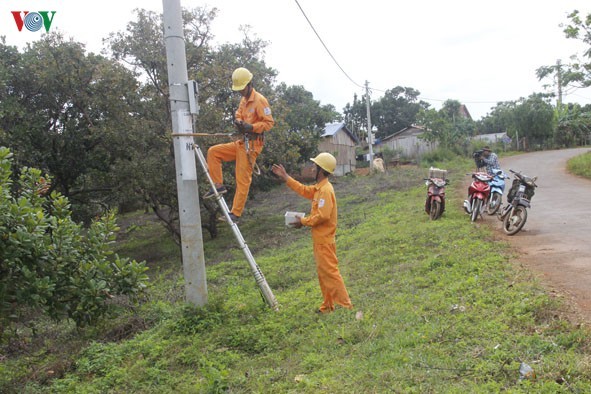 Dukuh Xe Dang Mengalami Perubahan dengan Masuknya Jaringan Listrik - ảnh 2