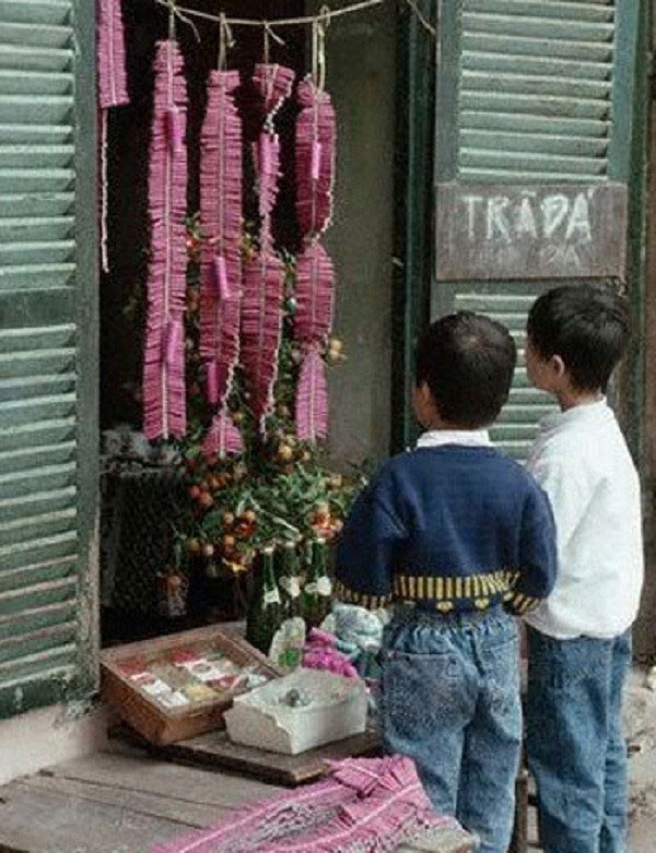 Memandangi Foto-Foto Kasih Sayang yang Mengingatkan pada Hari Raya Tet Masa Lampau - ảnh 3