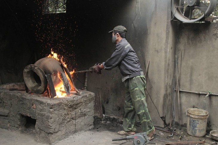 Desa Kerajinan Pengecoran Perunggu Y Yen, Nam Dinh: Api Kerajinan Tradisional Tetap Bercahaya - ảnh 1