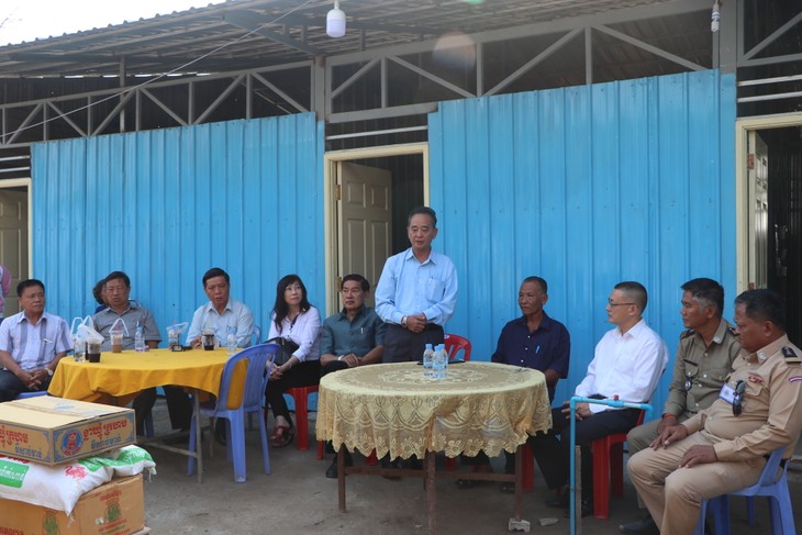 Menyampaikan rumah kepada para kepala keluarga yang terkena kebakaran di Kamboja - ảnh 1