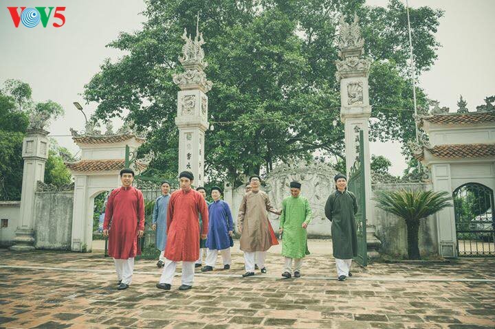 “Ao dai” tradisional untuk pria – menggandakan keindahan tradisional pada Hari Raya Tradisional - ảnh 11